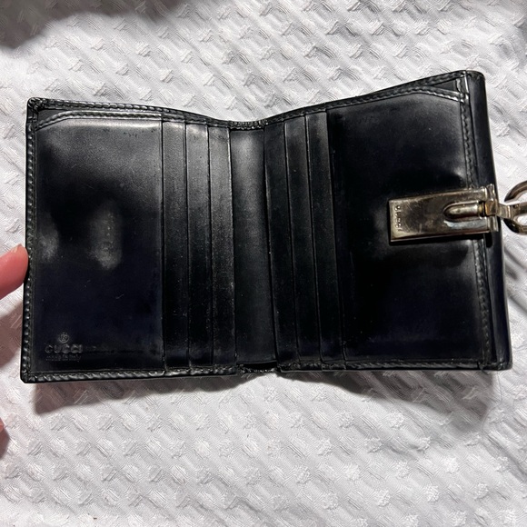 GUCCI Smooth Black Leather Bi Fold Wallet with G Clasp - Picture 5 of 16